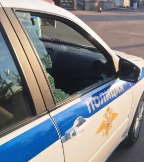 Необычный инцидент: Мужчина с топорами напал на полицию